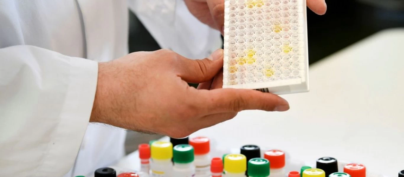 Διακόπηκε η δοκιμή της θεραπείας αντισωμάτων από την φαρμακευτική εταιρεία Eli Lilly: «Για πρόσθετη ασφάλεια»